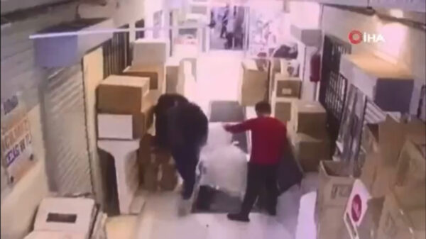 Magazijnmedewerker is iets te druk met zijn telefoon en valt in gapend gat