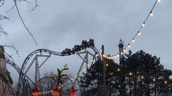 Achtbaan in Plopsaland loopt vast op 32 meter hoogte, 7 mensen al urenlang vast in de kou