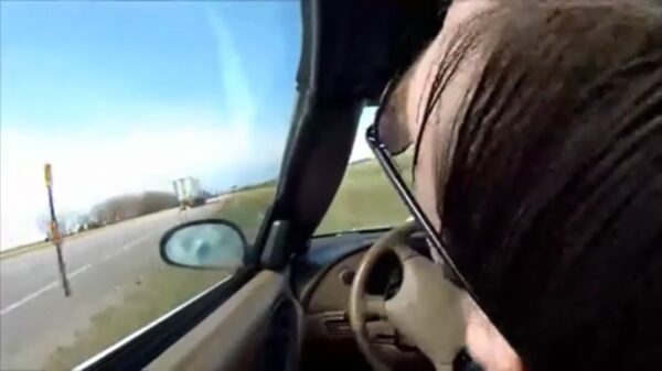 Automobilist bezwijkt op de weg en moet zichzelf even resetten