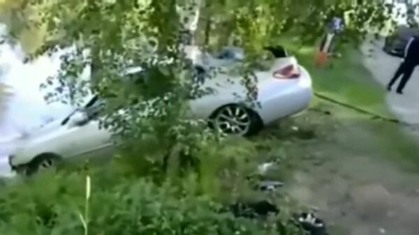 Auto crasht bijna rivier in maar wordt gelukkig zeer vakkundig weggesleept