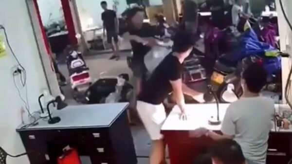 Chinees heeft ietwat moeite om zijn scooter in bedwang te houden