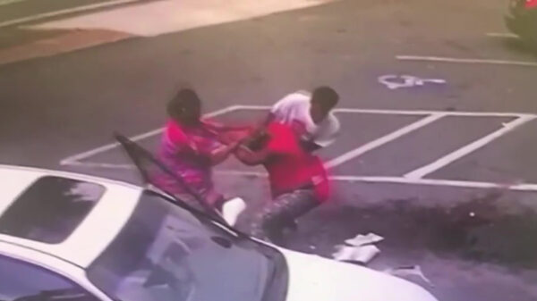 Bizar: vrouw aangeklaagd voor moord omdat ze haar baby liet vallen tijdens gevecht