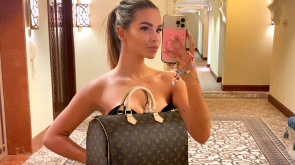 Zo hey. Wat zou Monica Geuze allemaal in dat tasje hebben gestopt?