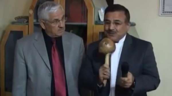 Turkse verslaggever houdt zijn interview met een gigantische paddenstoel