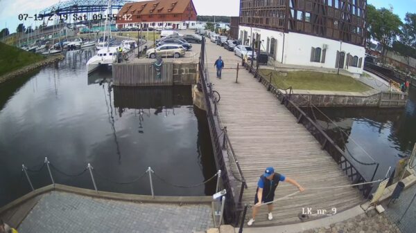 Hordeloper maakt nog net voordat de brug open is de faceplant van de week