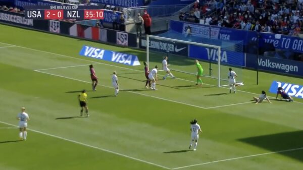 Uniek en bizar: Meikayla Moore maakt een 'perfecte' hattrick tijdens een interland, maar helaas wel in eigen doel