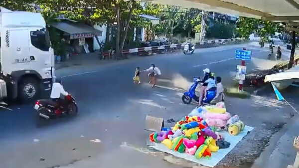 Oplettende omstander voorkomt dat overstekende peuter wordt aangereden door vrachtwagen