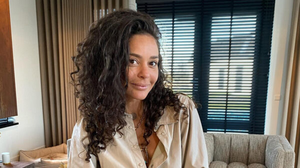 Fajah Lourens laat vol trots haar bikinibody zien na verwijderen borstimplantaten