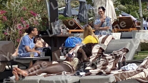 Vakantieman, gezellig hè: Ali B geniet met gezin van vakantie in Dubai alsof er niets aan de hand is