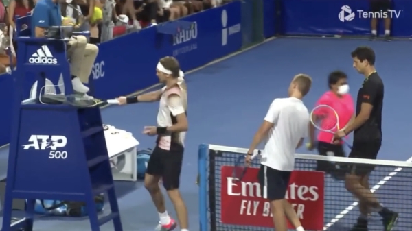 Alexander Zverev uit toernooi geknikkerd nadat hij z'n racket sloopte op de stoel van de scheidsrechter