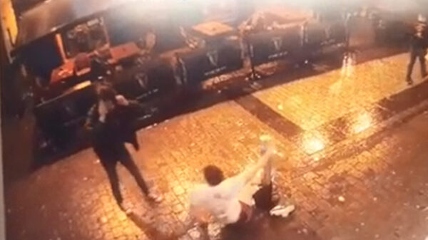 Ladderzatte feestganger heeft een omslachtige manier om zijn broek uit te trekken