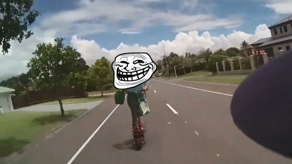 Aussie op e-step opgepakt nadat hij politieagent ondersteboven rijdt