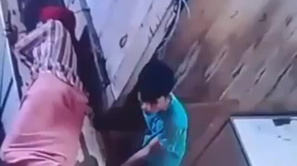 Kleine kontsnuffelaar op heterdaad betrapt tijdens een flinke snuif