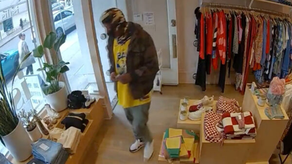 Kijk deze man eens ongegeneerd proletarisch shoppen en zero f**ks geven