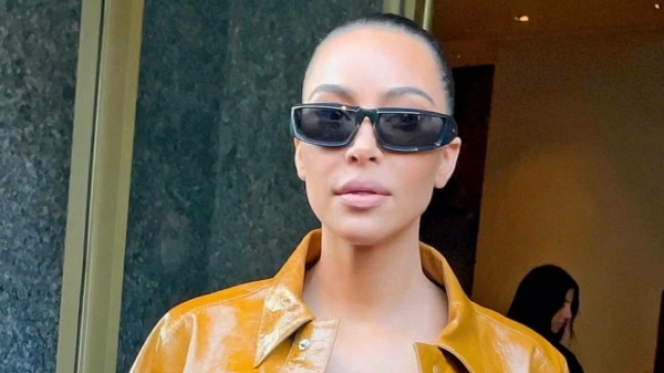 Kim Kardashian nu ook in te huren als schilder in verleidelijke rubberen overall
