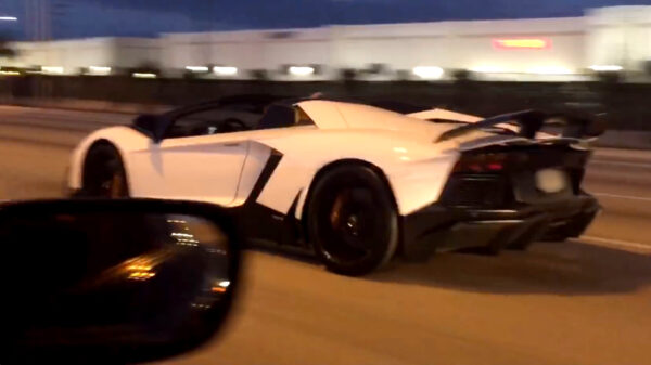 Uit de oude doos: rijkeluiskinderen in Lamborghini worden gepowned door Toyota Supra