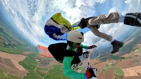 Paragliders knallen tegen elkaar en raken verstrikt in de lucht