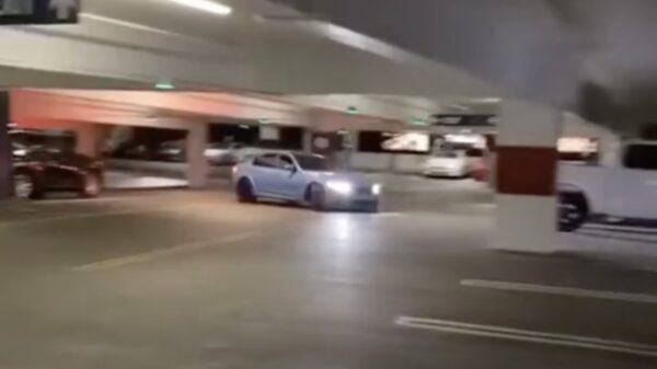 Knuppel in een BMW M3 rijdt iets te sportief de parkeergarage in