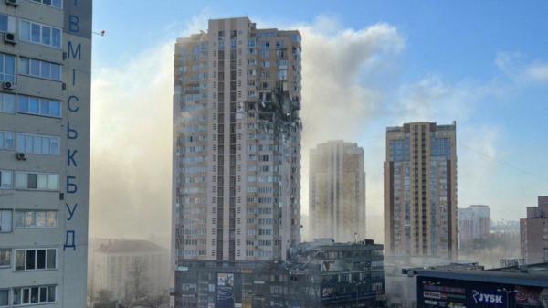Video: woontoren in Kiev zwaar beschadigd na geraakt te zijn door raket