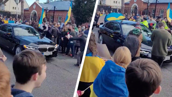 Russische ambassadeur in Dublin belaagd door pro-Oekraïense demonstranten