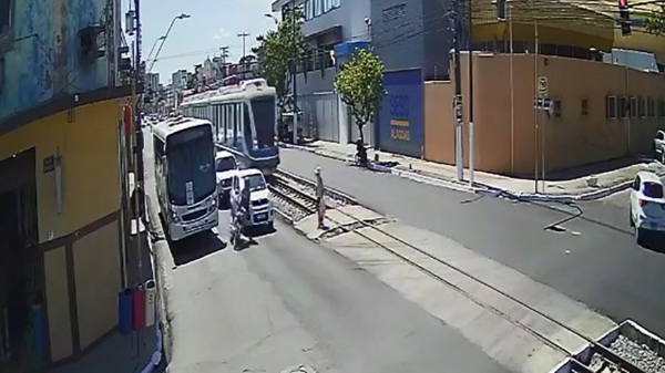 Motorrijder redt bejaarde vrouw die bijna wordt overreden door een tram