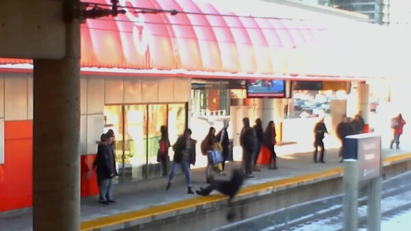 4,5 jaar cel voor Canadese vrouw die oma voor de trein gooit