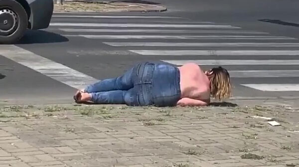 Vrouw die topless een taxi aanvalt leert het fenomeen karma kennen