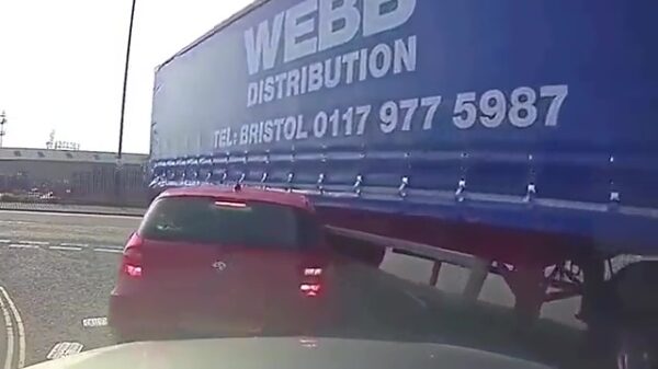 Vrachtwagenbestuurder neemt een nét iets te krap bochtje