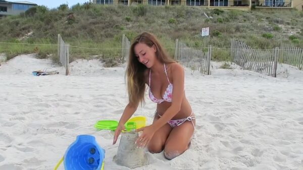 Taylor Alesia geeft een heerlijke cursus zandkastelen bouwen