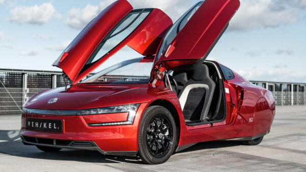 Extreem zeldzame en zuinige Volkswagen XL1 haalt 1 op 111 en staat nu te koop
