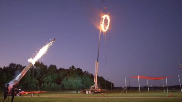 Menselijke kanonskogel David Smith gaat een stukje vliegen bij America's Got Talent