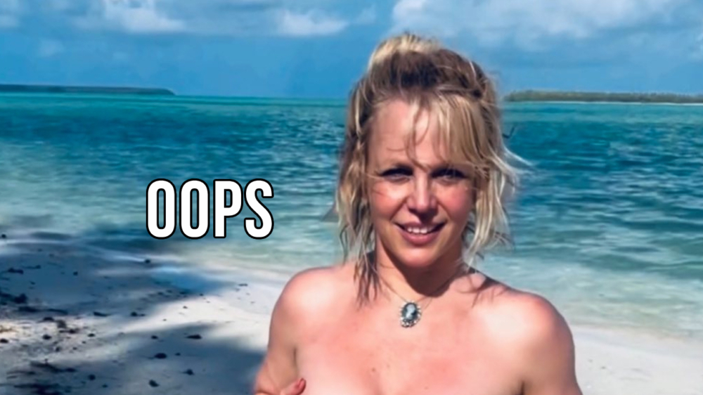 Britney krioelt tijdens haar vakantie over het strand en is zo te zien al haar kleding vergeten
