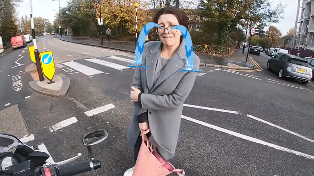 Motorrijder tikt 'zielige' vrouw aan die zonder te kijken rustig oversteekt