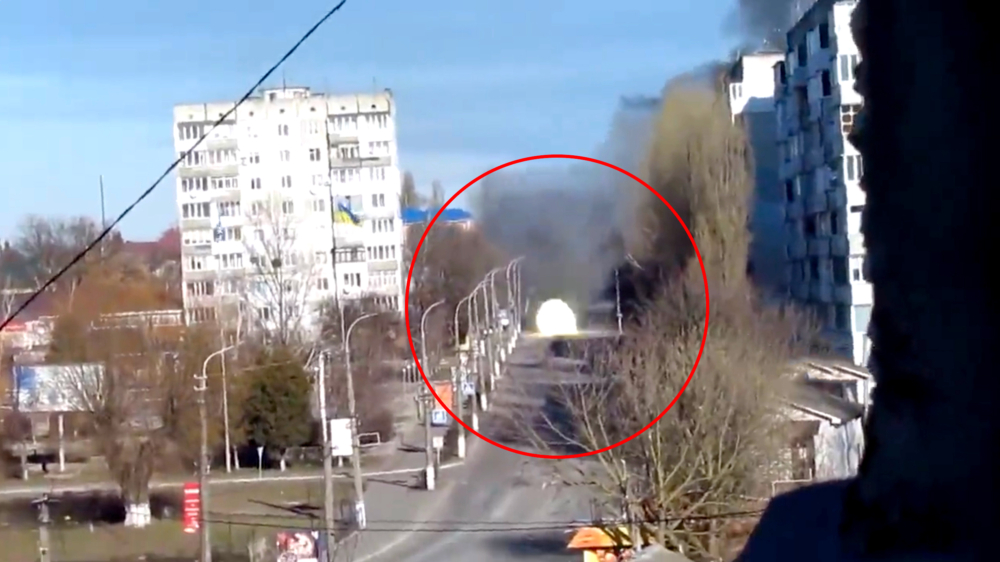 Tank beschiet een cameraman tijdens hevige straatgevechten in Borodyanka
