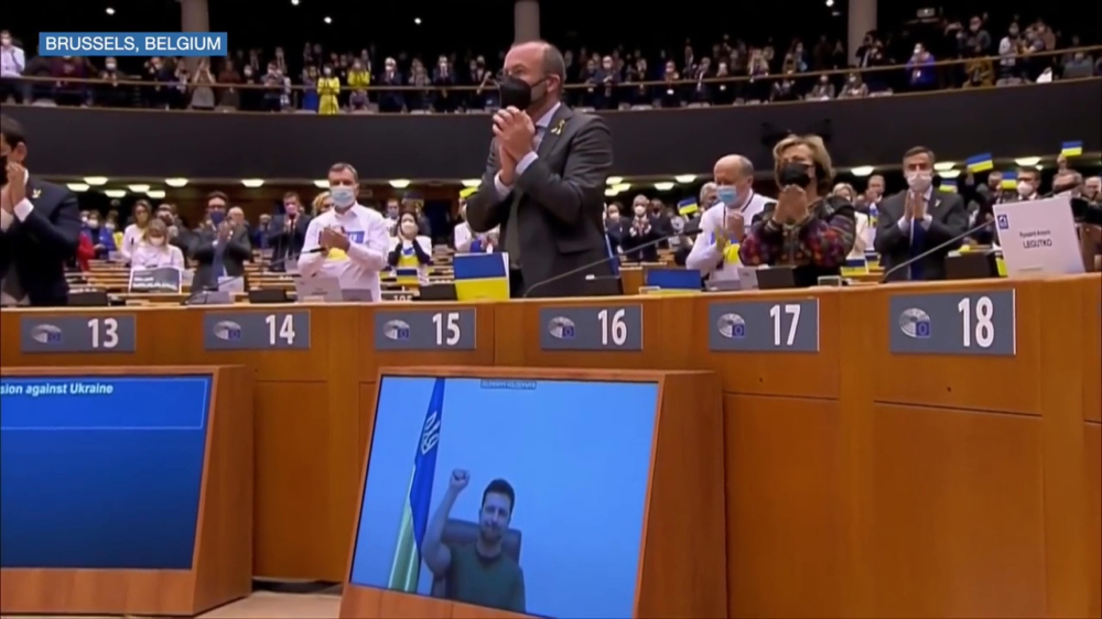 Europees Parlement geeft Oekraïense president Zelensky na zijn speech minuut lang staande ovatie