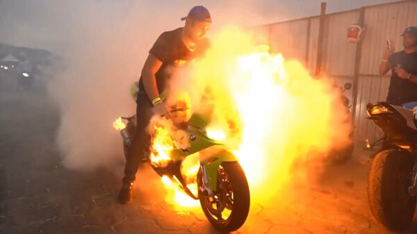 Uitslover maakt dikke burn-out en zet zijn gemotoriseerde tweewieler in lichterlaaie