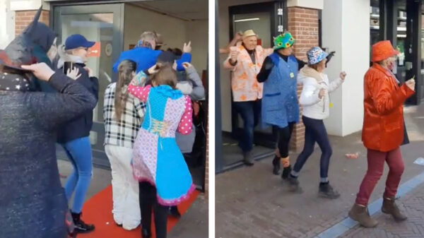 Mensen piswoest om ordinaire polonaise door corona-teststraat in Oldenzaal