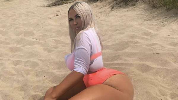 Droomvrouw van Instagram "Mandy Blanco" heeft het figuur én de Photoshop-skills!