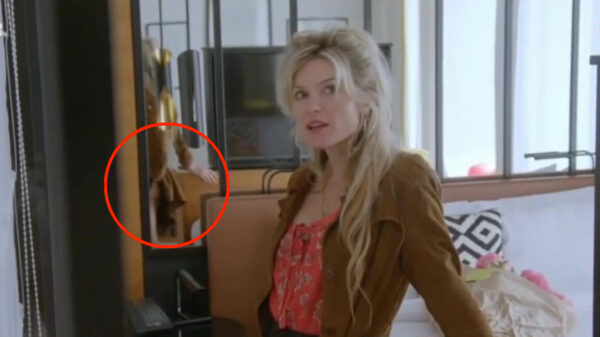 Lauren denkt sneaky aan haar Verster te krabben maar vergeet dat ze voor een spiegel staat