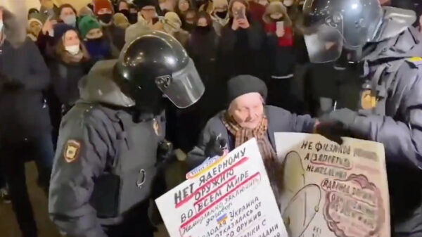 Russische ME arresteert 77-jarige activiste Yelena Osipova die de belegering van Leningrad overleefde