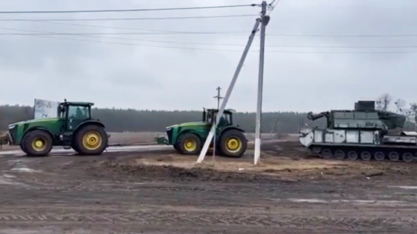 Nog meer beelden van dappere Oekraïense boeren die Russische tanks jatten
