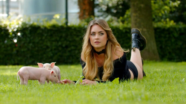 De 22-jarige Gerjanne schittert als miss maart op de boerinnenkalender 2022!