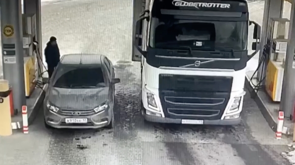 Russische automobilist duwt zichzelf als levend schild tussen vrachtwagen en zijn auto