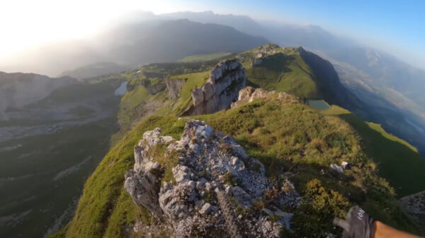 Tijd voor een brute compilatie van de meest geschifte MTB-downhillroutes ooit