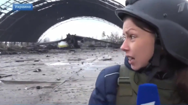 Dappere verslaggeefster laat zien hoe het verwoeste Antonov-vliegtuig er op dit moment bij ligt
