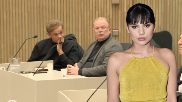 Gezelligheid: Jan Roos en Dennis Schouten in de rechtbank tegenover Famke Louise