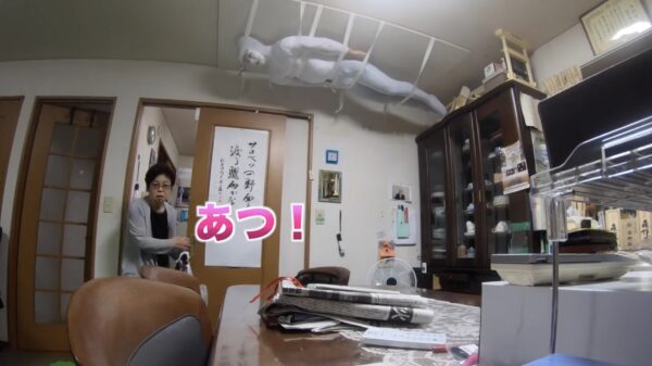 Goedemorgen. Deze Japanse ninja bewijst het: helemaal niemand kijkt omhoog