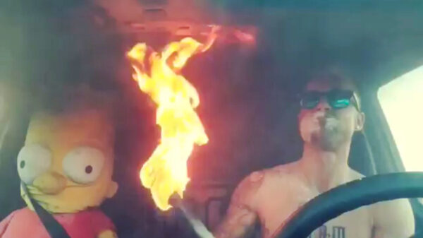 Feestbeest gaat in zijn auto los met fakkels en vuurwerk