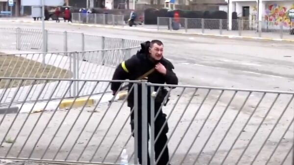 Engelse journalisten filmen van dichtbij een raketinslag in de Oekraïense stad Irpin