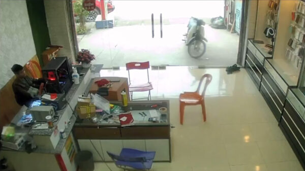 Kantoorpik nét niet gespietst als stalen balk dwars door glazen deur vliegt